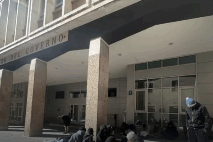 Nel corso dell'incontro che si è svolto oggi in Prefettura, Fraterna Tau e Cgil hanno chiesto l'attivazione di un dormitorio pubblico per dare risposte immediate all'emergenza migranti