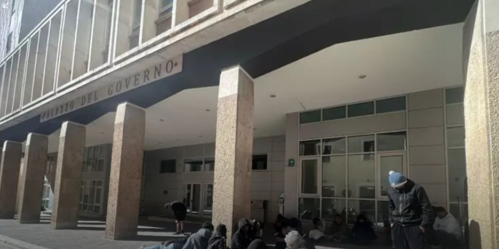 Nel corso dell'incontro che si è svolto oggi in Prefettura, Fraterna Tau e Cgil hanno chiesto l'attivazione di un dormitorio pubblico per dare risposte immediate all'emergenza migranti