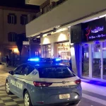 Una pattuglia della polizia durante i controlli notturni nell’area della movida di Pescara Vecchia, interessata dalla nuova “ordinanza Cenerentola”.