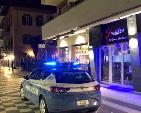 Una pattuglia della polizia durante i controlli notturni nell’area della movida di Pescara Vecchia, interessata dalla nuova “ordinanza Cenerentola”.
