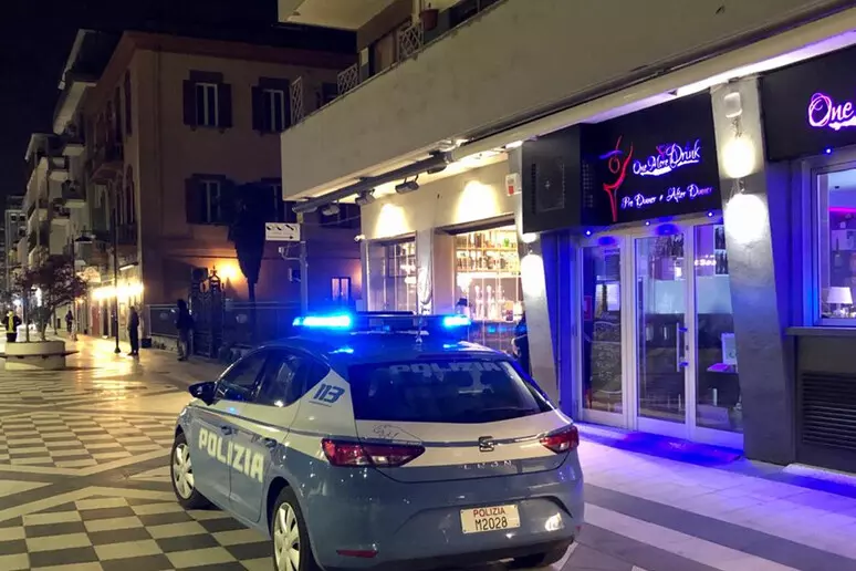 Una pattuglia della polizia durante i controlli notturni nell’area della movida di Pescara Vecchia, interessata dalla nuova “ordinanza Cenerentola”.