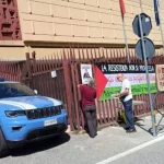 Attivisti del comitato “Free Anan” davanti al carcere di Melfi, dove il detenuto palestinese si sarebbe ferito per protesta contro condizioni ritenute punitive