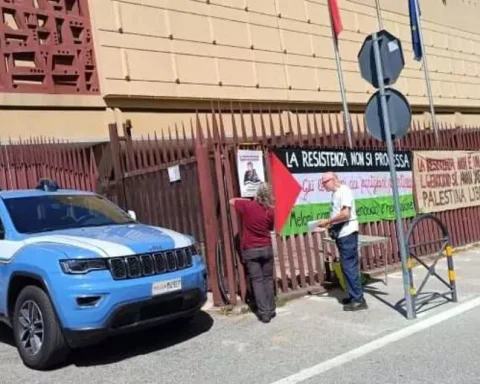 Attivisti del comitato “Free Anan” davanti al carcere di Melfi, dove il detenuto palestinese si sarebbe ferito per protesta contro condizioni ritenute punitive