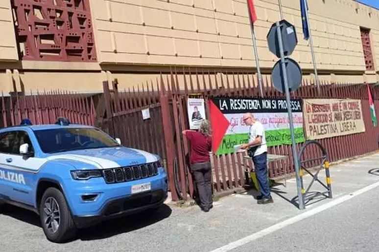 Attivisti del comitato “Free Anan” davanti al carcere di Melfi, dove il detenuto palestinese si sarebbe ferito per protesta contro condizioni ritenute punitive