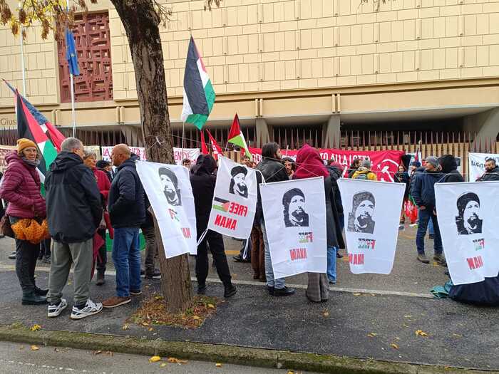 Manifestanti con bandiere palestinesi e cartelli di solidarietà si sono radunati all’esterno del tribunale dell’Aquila, mentre all’interno si svolgeva l’udienza d’appello nel processo per terrorismo internazionale.