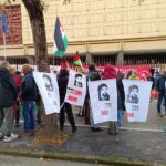 Presidio pro-Palestina davanti al Tribunale dell’Aquila durante l’udienza del processo ai tre imputati. Manifestanti con bandiere e cartelli a sostegno dei cittadini palestinesi.