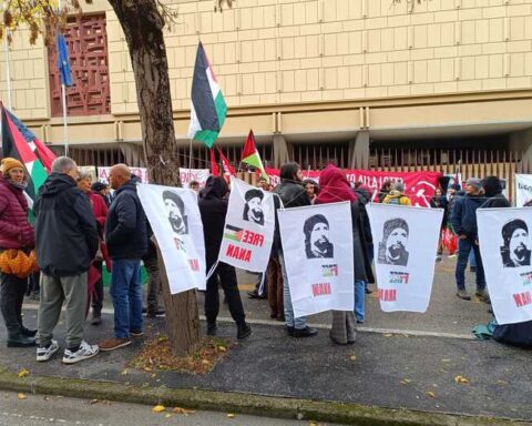 Presidio pro-Palestina davanti al Tribunale dell’Aquila durante l’udienza del processo ai tre imputati. Manifestanti con bandiere e cartelli a sostegno dei cittadini palestinesi.