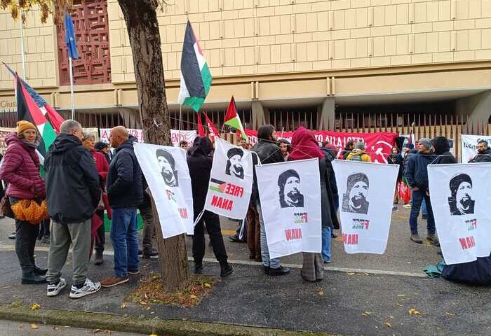 Presidio pro-Palestina davanti al Tribunale dell’Aquila durante l’udienza del processo ai tre imputati. Manifestanti con bandiere e cartelli a sostegno dei cittadini palestinesi.