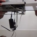 Una microcamera nascosta tra le pareti di un appartamento. L’immagine richiama l’inchiesta della Procura dell’Aquila sulle spy-cam installate negli alloggi per studenti