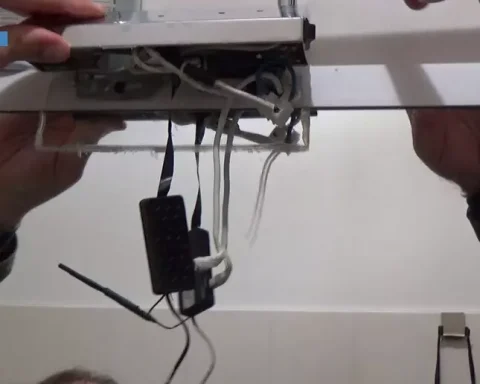 Una microcamera nascosta tra le pareti di un appartamento. L’immagine richiama l’inchiesta della Procura dell’Aquila sulle spy-cam installate negli alloggi per studenti