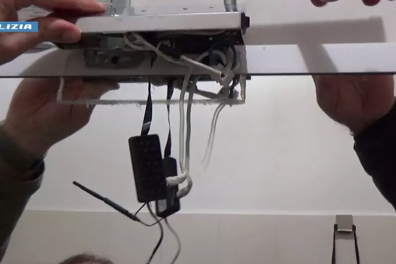 Una microcamera nascosta tra le pareti di un appartamento. L’immagine richiama l’inchiesta della Procura dell’Aquila sulle spy-cam installate negli alloggi per studenti