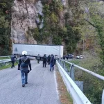 Il tir rimasto incastrato sulla statale 479 “Sannite” lungo le Gole del Sagittario. Sul posto carabinieri e vigili del fuoco impegnati per liberare la carreggiata