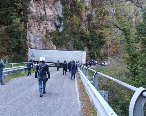 Il tir rimasto incastrato sulla statale 479 “Sannite” lungo le Gole del Sagittario. Sul posto carabinieri e vigili del fuoco impegnati per liberare la carreggiata
