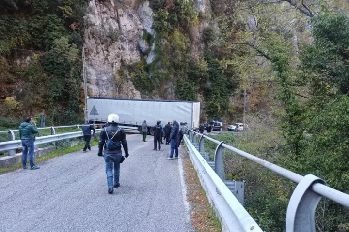 Il tir rimasto incastrato sulla statale 479 “Sannite” lungo le Gole del Sagittario. Sul posto carabinieri e vigili del fuoco impegnati per liberare la carreggiata