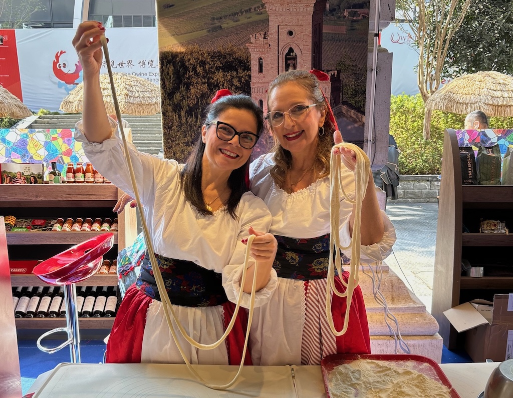 Città Sant’Angelo alla Q-Wine Expo in Cina: folla per la pasta alla mugnaia e i prodotti locali