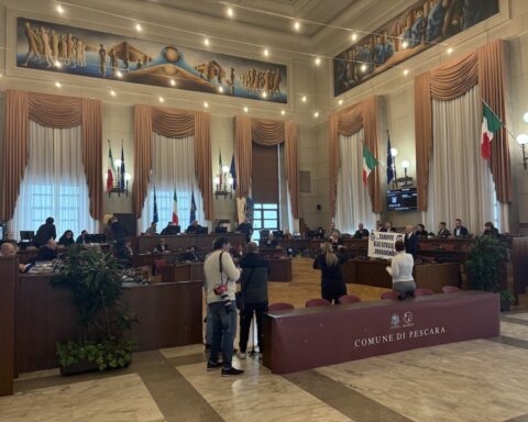 Consiglio comunale a Pescara, scontro in aula sui rincari dei parcheggi: le opposizioni non ottengono il ritiro della delibera