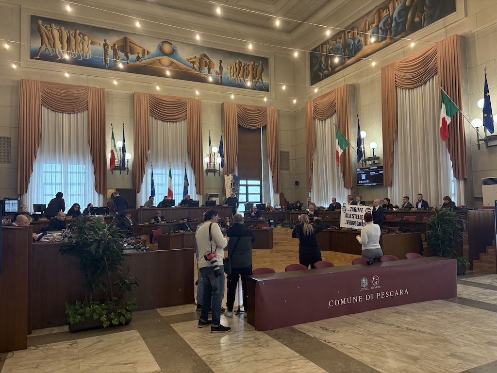 Consiglio comunale a Pescara, scontro in aula sui rincari dei parcheggi: le opposizioni non ottengono il ritiro della delibera