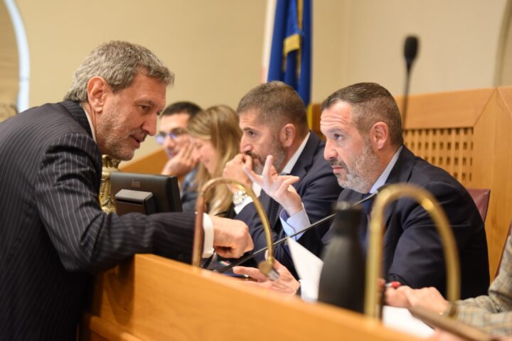 Marco Marsilio e Lorenzo Sospiri durante il Consiglio regionale di oggi