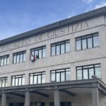 Si scaglia contro un bimbo di 8 anni