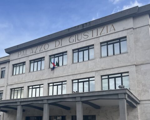 Si scaglia contro un bimbo di 8 anni