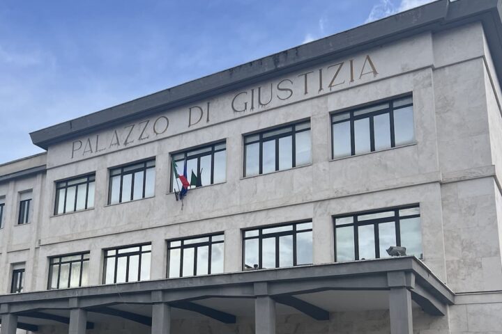 Si scaglia contro un bimbo di 8 anni