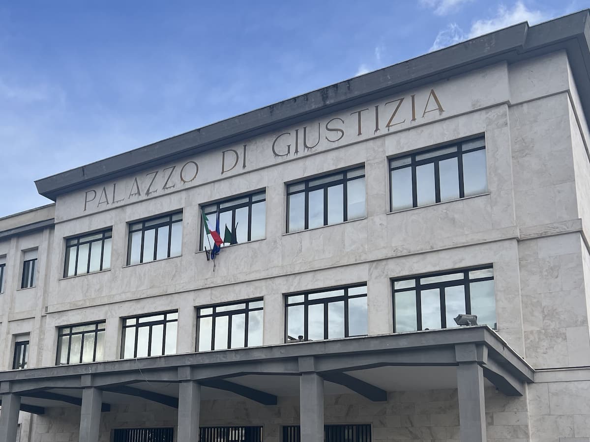 Si scaglia contro un bimbo di 8 anni