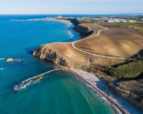 La riserva naturale di Punta Aderci a Vasto. Il Forum H2O denuncia l’assenza di VIA per la realizzazione di un resort nei pressi dell'area