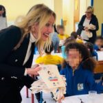 L'assessore Toppetti consegna le bag antispreco ai bambini delle scuole cittadine