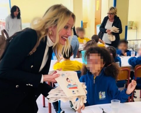 L'assessore Toppetti consegna le bag antispreco ai bambini delle scuole cittadine