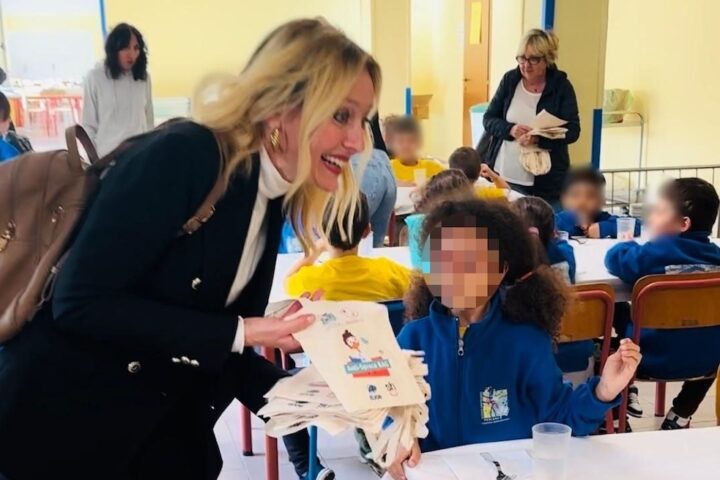 L'assessore Toppetti consegna le bag antispreco ai bambini delle scuole cittadine