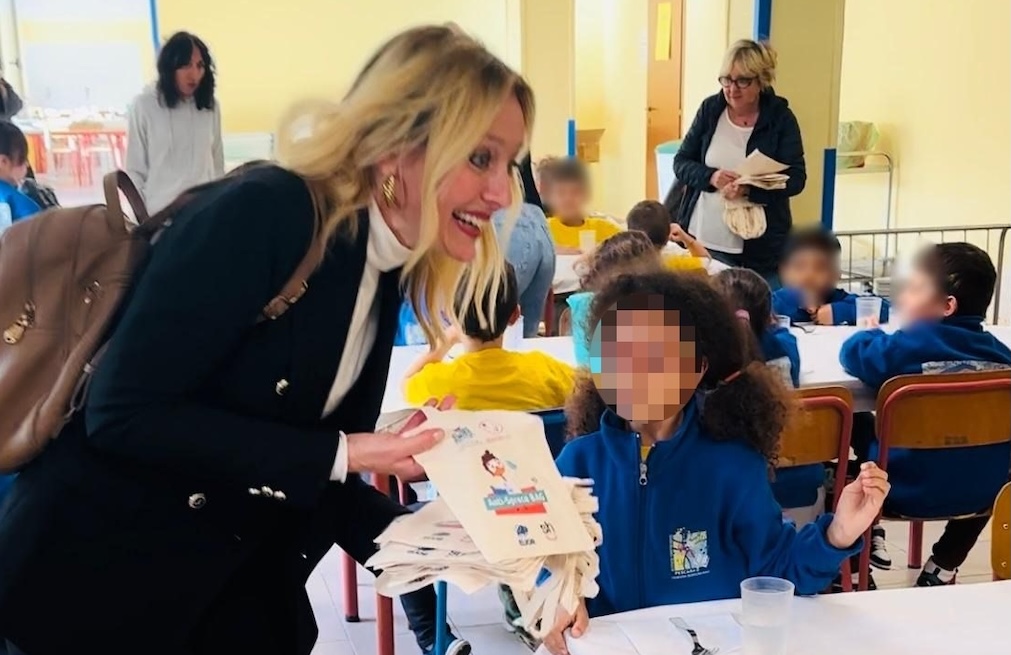 L'assessore Toppetti consegna le bag antispreco ai bambini delle scuole cittadine