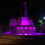 La Fontana Luminosa dell’Aquila si tinge di vari colori a novembre in segno di solidarietà