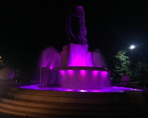 La Fontana Luminosa dell’Aquila si tinge di vari colori a novembre in segno di solidarietà