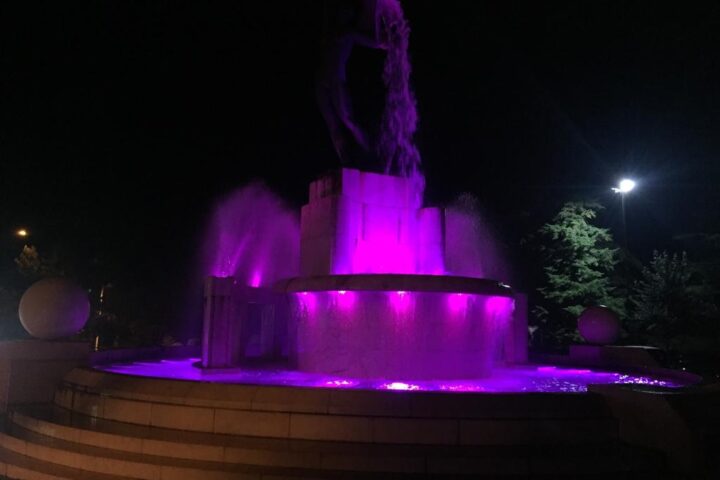 La Fontana Luminosa dell’Aquila si tinge di vari colori a novembre in segno di solidarietà