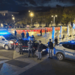 Il dispositivo interforze dispiegato ad Avezzano durante l’operazione “ad alto impatto”, con pattuglie di Polizia, Carabinieri e Guardia di Finanza schierate in piazza. L’attività ha portato a oltre duecento identificazioni.