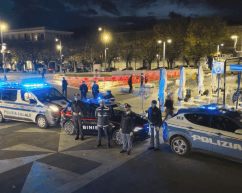 Il dispositivo interforze dispiegato ad Avezzano durante l’operazione “ad alto impatto”, con pattuglie di Polizia, Carabinieri e Guardia di Finanza schierate in piazza. L’attività ha portato a oltre duecento identificazioni.