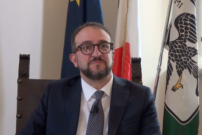 Il sindaco dell’Aquila, Pierluigi Biondi, durante un recente intervento pubblico sul tema dell’accoglienza migranti e della gestione dell’emergenza nel capoluogo abruzzese