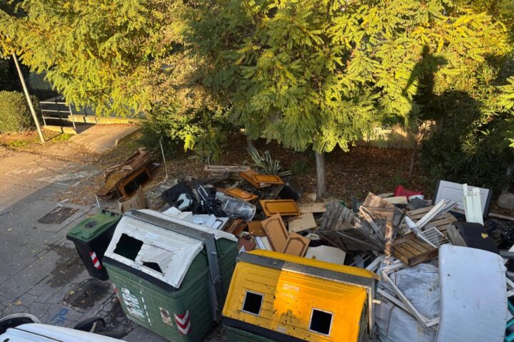 Rifiuti rimossi in via Rimini a Montesilvano