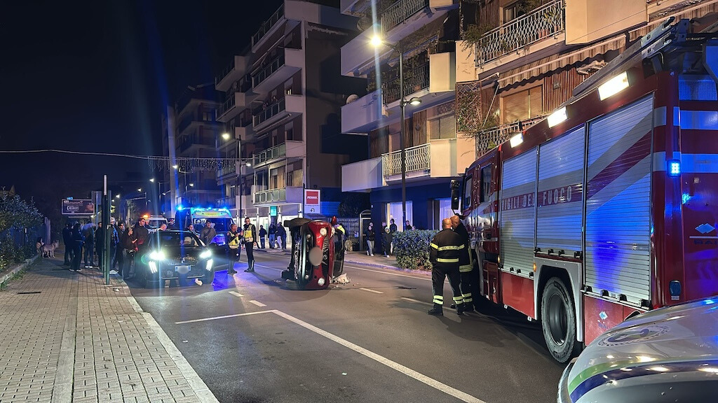 incidente in via d'avulso auto si ribalta in mezzo alla carreggiata