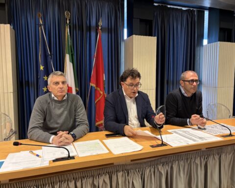 conferenza stampa del PD sugli aumenti dei parcheggi a pagamento a pescara