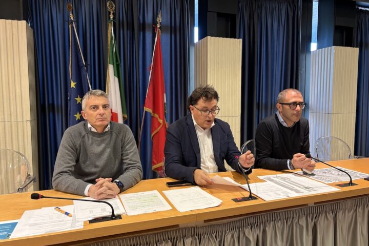 conferenza stampa del PD sugli aumenti dei parcheggi a pagamento a pescara