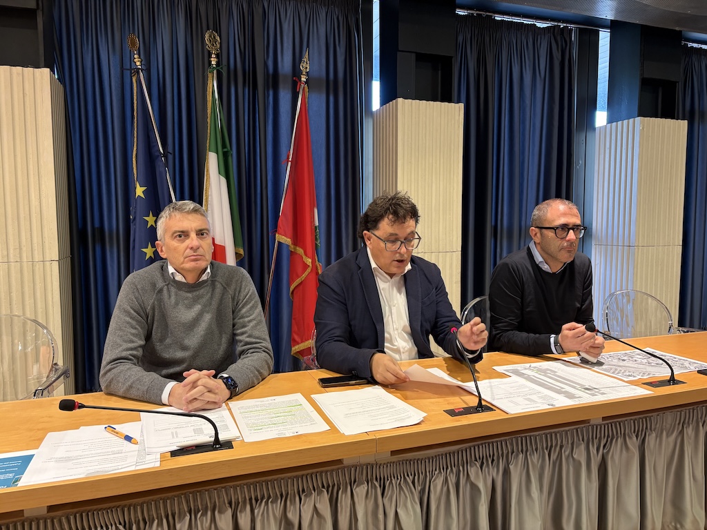 conferenza stampa del PD sugli aumenti dei parcheggi a pagamento a pescara