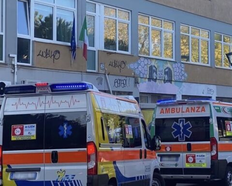 ambulanze davanti al Mibe a Pescara