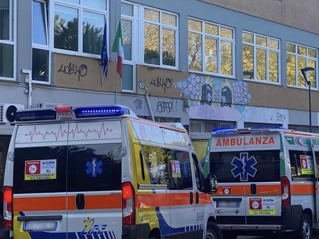 ambulanze davanti al Mibe a Pescara