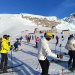 Sciatori e appassionati affollano le piste delle Fontari a Campo Imperatore nel giorno della riapertura della stagione invernale. Sullo sfondo l’altopiano innevato e le strutture dell’osservatorio, in una giornata di sole e grande affluenza