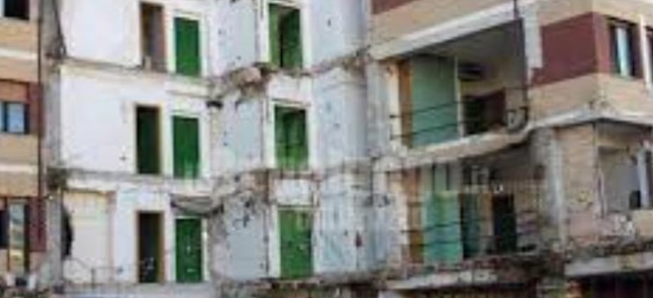 La Casa dello Studente dell’Aquila, crollata durante il sisma del 6 aprile 2009, al centro del contenzioso civile. La Regione Abruzzo ha disposto il risarcimento in esecuzione di sentenze, chiarendo che il pagamento non è legato a scelte d’immagine.