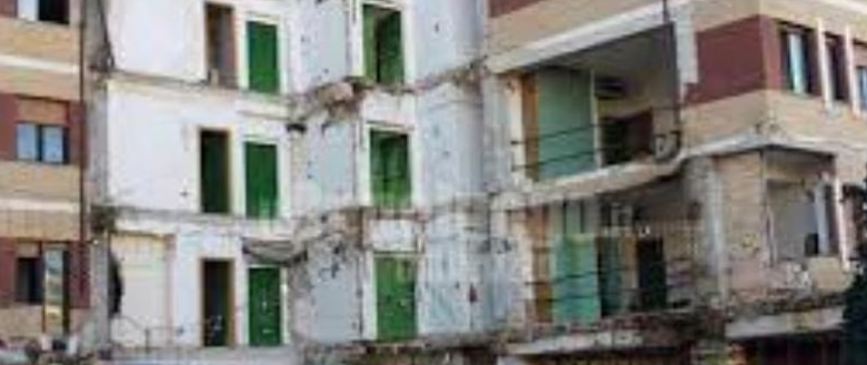 La Casa dello Studente dell’Aquila, crollata durante il sisma del 6 aprile 2009, al centro del contenzioso civile. La Regione Abruzzo ha disposto il risarcimento in esecuzione di sentenze, chiarendo che il pagamento non è legato a scelte d’immagine.