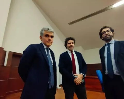 Tre rappresentanti dell’Associazione nazionale magistrati durante la riunione straordinaria all’Aquila convocata in solidarietà alla presidente del Tribunale per i minorenni e alla pm coinvolte nel caso della “famiglia nel bosco”