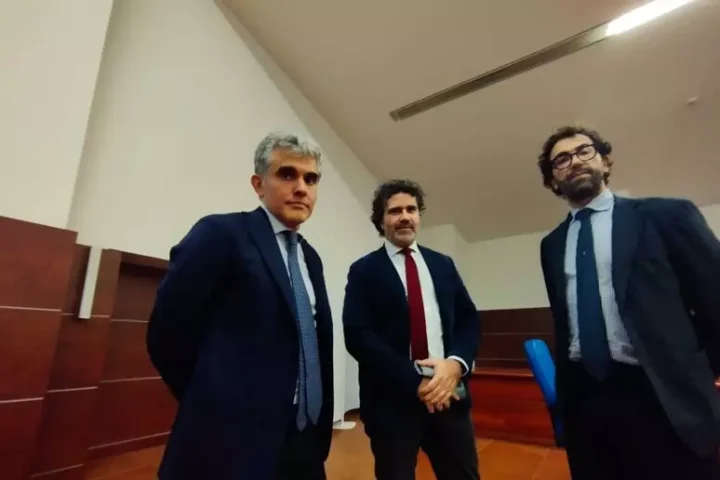 Tre rappresentanti dell’Associazione nazionale magistrati durante la riunione straordinaria all’Aquila convocata in solidarietà alla presidente del Tribunale per i minorenni e alla pm coinvolte nel caso della “famiglia nel bosco”