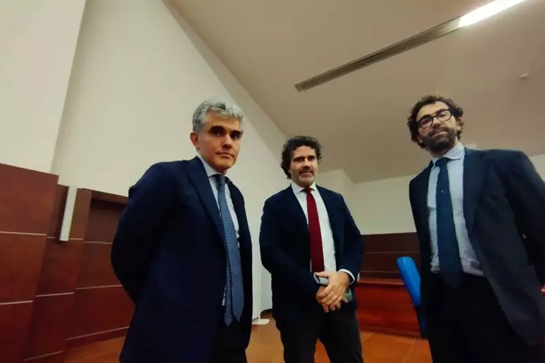 Tre rappresentanti dell’Associazione nazionale magistrati durante la riunione straordinaria all’Aquila convocata in solidarietà alla presidente del Tribunale per i minorenni e alla pm coinvolte nel caso della “famiglia nel bosco”